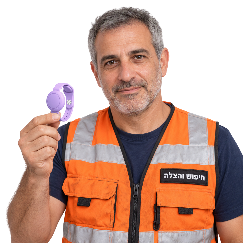 נמרוד בוכריס, מתנדב בחיפוש והצלה, מחזיק את צמיד האיתור